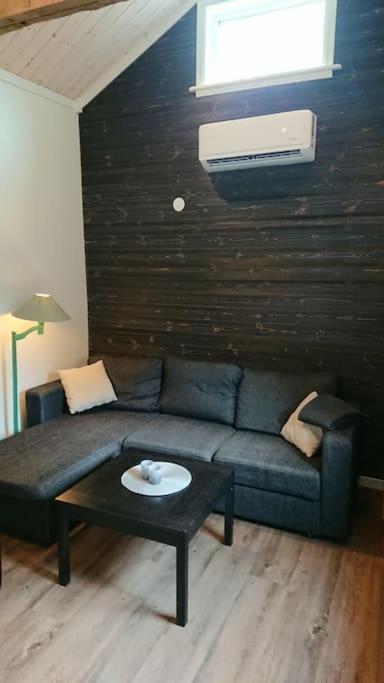 Nyrenoverad Charmig Gaeststuga Med Sovloft I Jaerpen Jarpen Ngoại thất bức ảnh